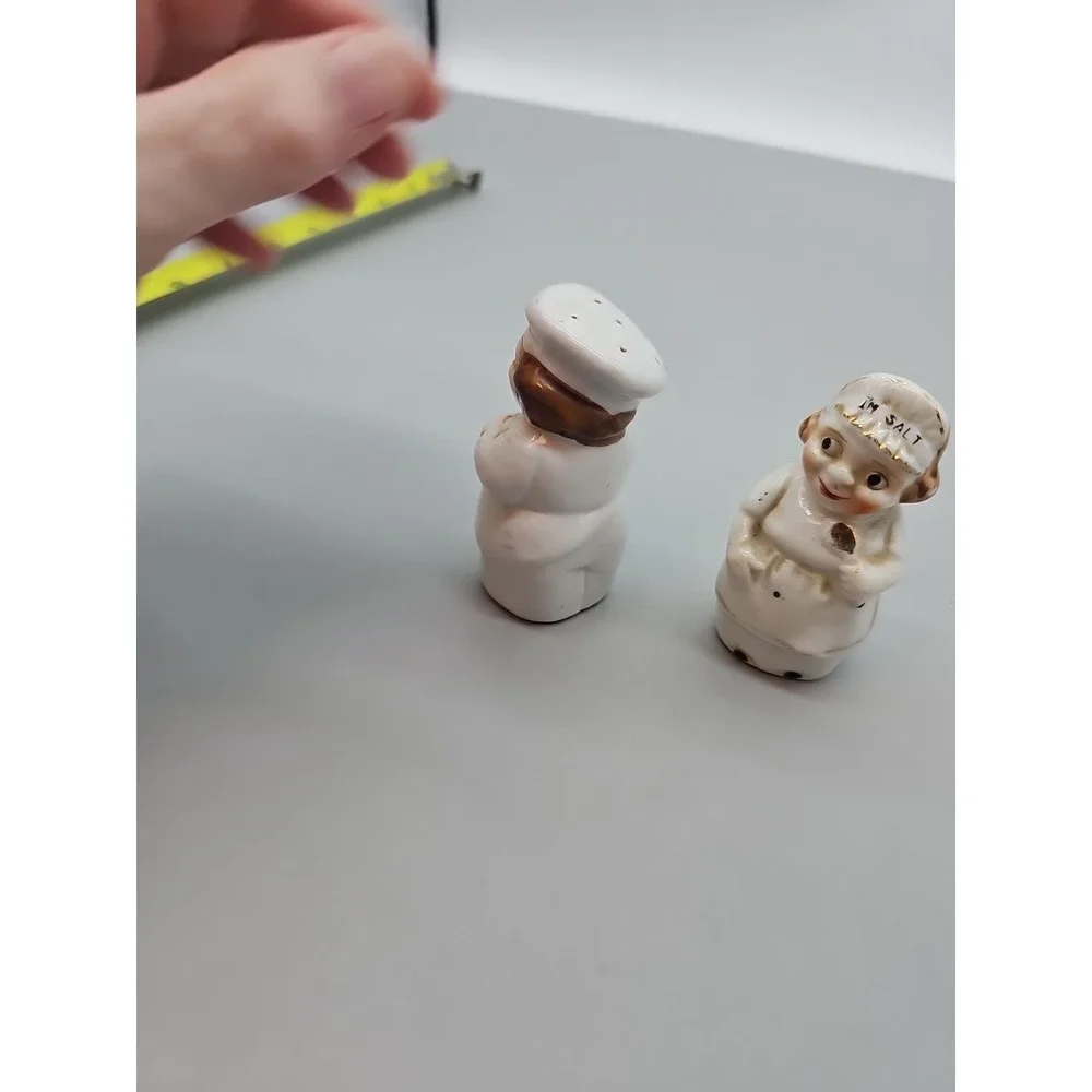 VINTAGE 1950'S PAIR OF HAND PAINTED CERAMIC SALT & PEPPER SHAKERS - CHEF & BAKER